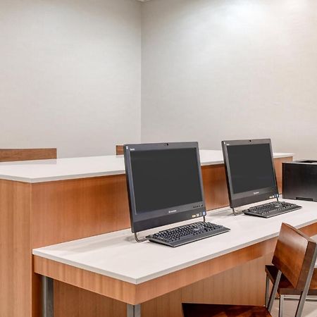 Holiday Inn Express Hotel & Suites Ottawa Airport By Ihg Экстерьер фото