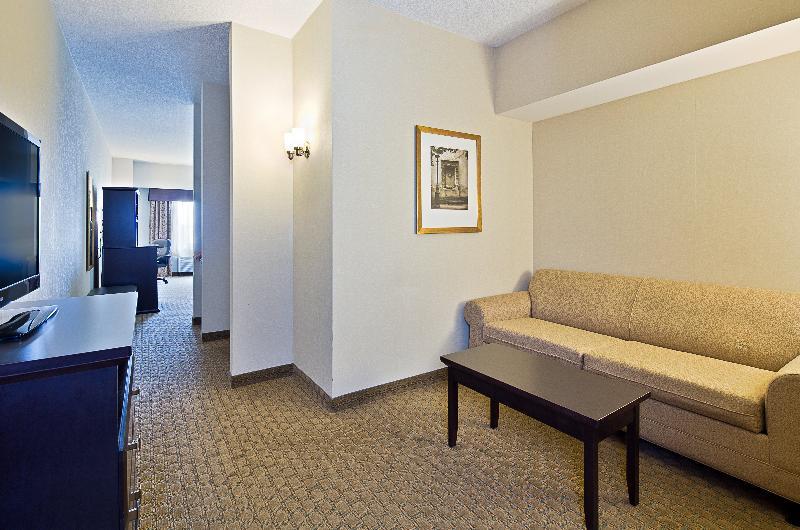 Holiday Inn Express Hotel & Suites Ottawa Airport By Ihg Экстерьер фото