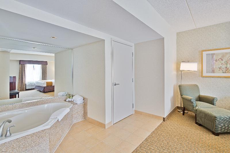 Holiday Inn Express Hotel & Suites Ottawa Airport By Ihg Экстерьер фото