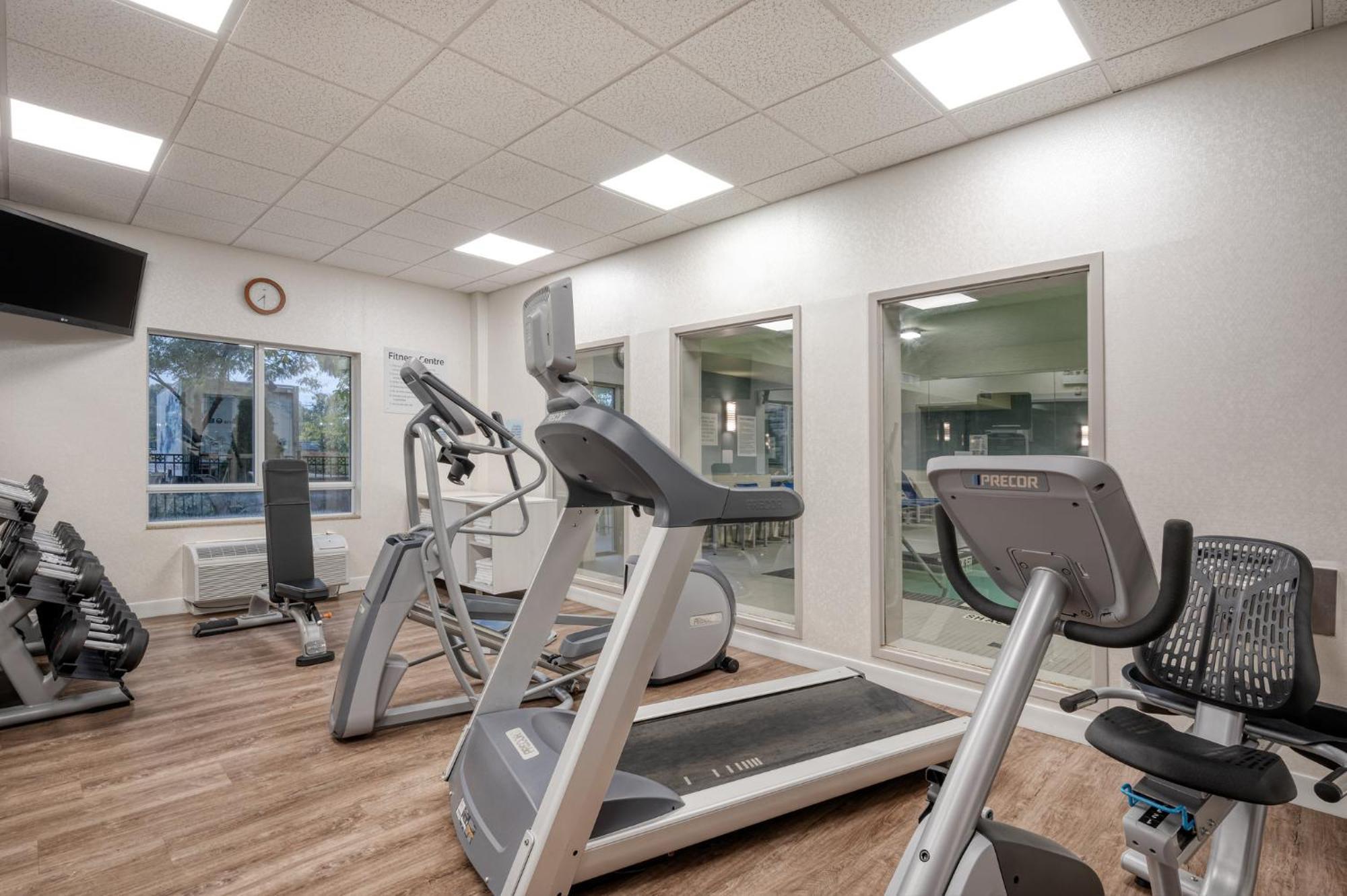 Holiday Inn Express Hotel & Suites Ottawa Airport By Ihg Экстерьер фото